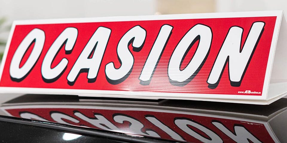 Nissan con cartel de ocasión en el techo