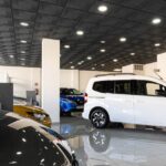 Cinco coches en un concesionario de Autos Nicsan en Telde