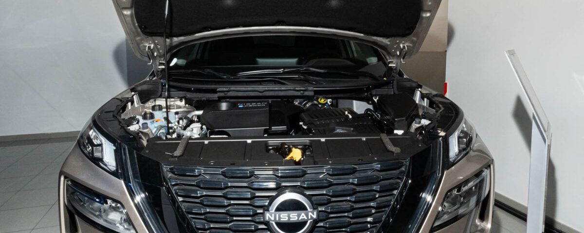 Coche con el capó abierto en un concesionario de Autos Nicsan en Telde