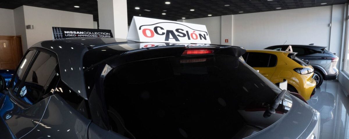 Coche desde atrás con un cartel de ocasión en la parte superior en un concesionario de Autos Nicsan en Telde