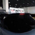 Coche desde atrás con un cartel de ocasión en la parte superior en un concesionario de Autos Nicsan en Telde