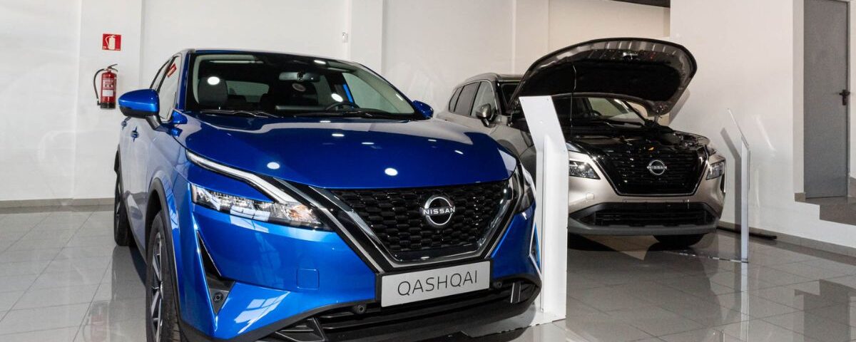 Dos coches con el capó abierto en un concesionario Nicsan de Telde