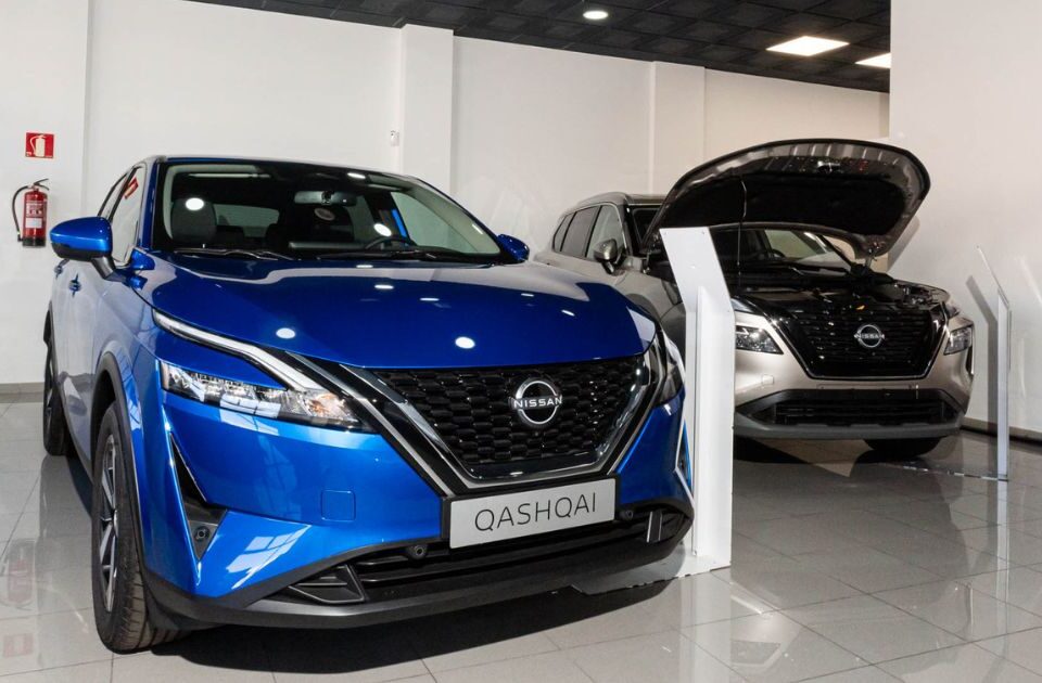 Dos coches con el capó abierto en un concesionario Nicsan de Telde