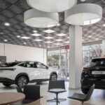 Dos coches desde una vista trasera en el concesionario de Autos Nicsan en Telde